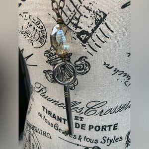 Elegant Artizan Key Pendant Necklace